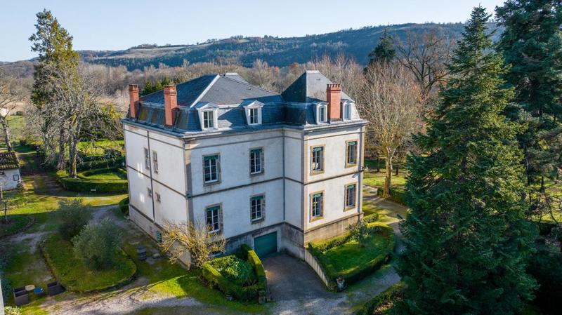 Maison - 3 512 m² - 48 pièces