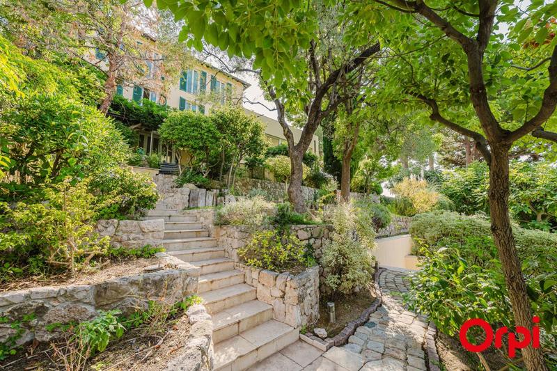 Villa - 366 m² - 11 pièces