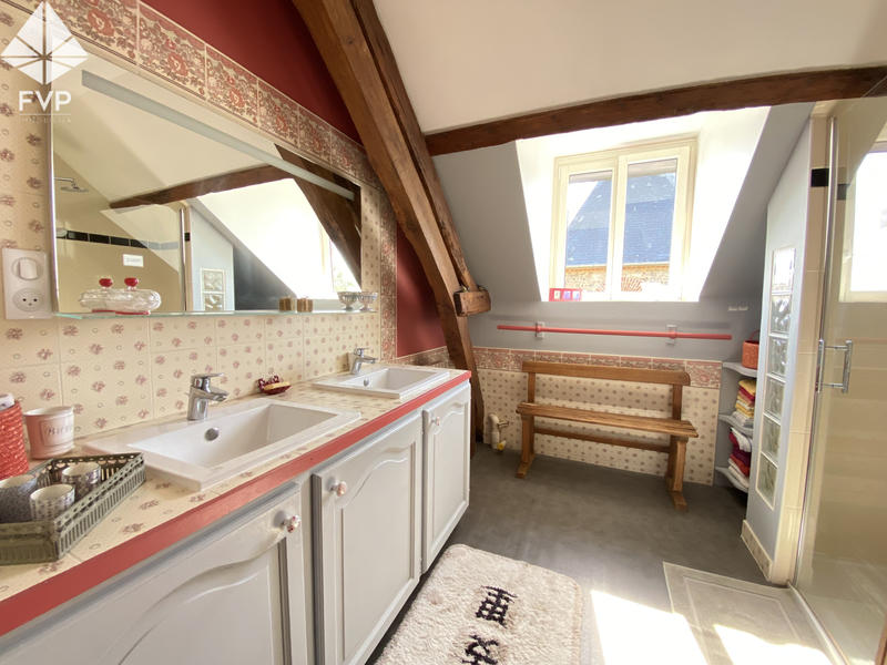 Propriété - 272 m² - 10 pièces