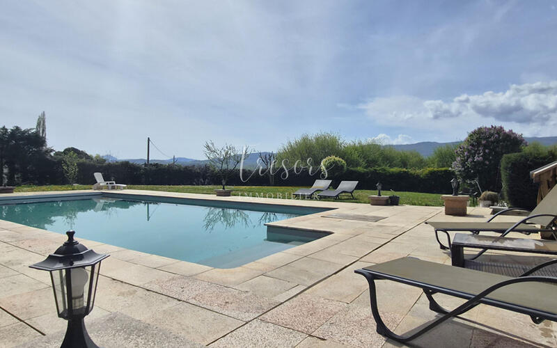 Maison - 328 m² - 8 pièces