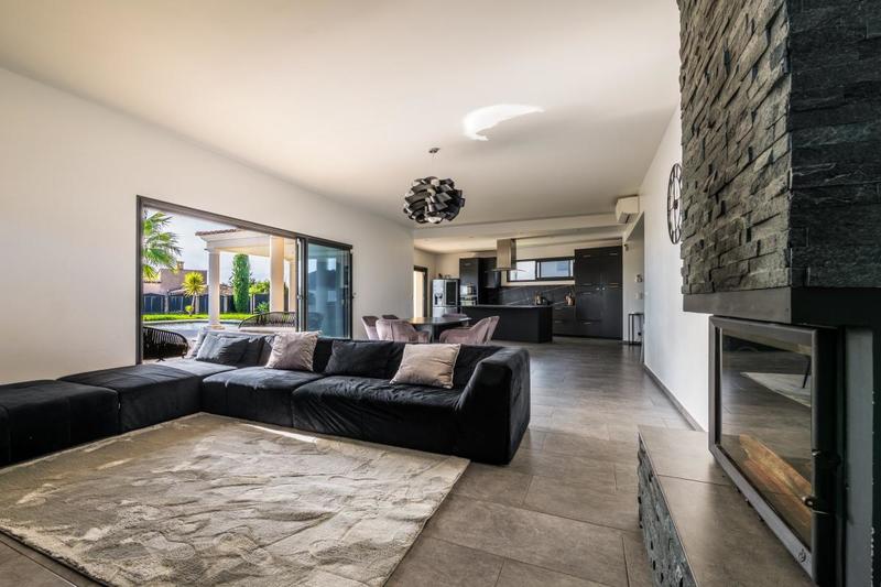 Maison - 250 m² - 6 pièces