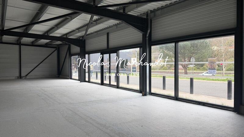 Local commercial - 403 m² - 1 pièce
