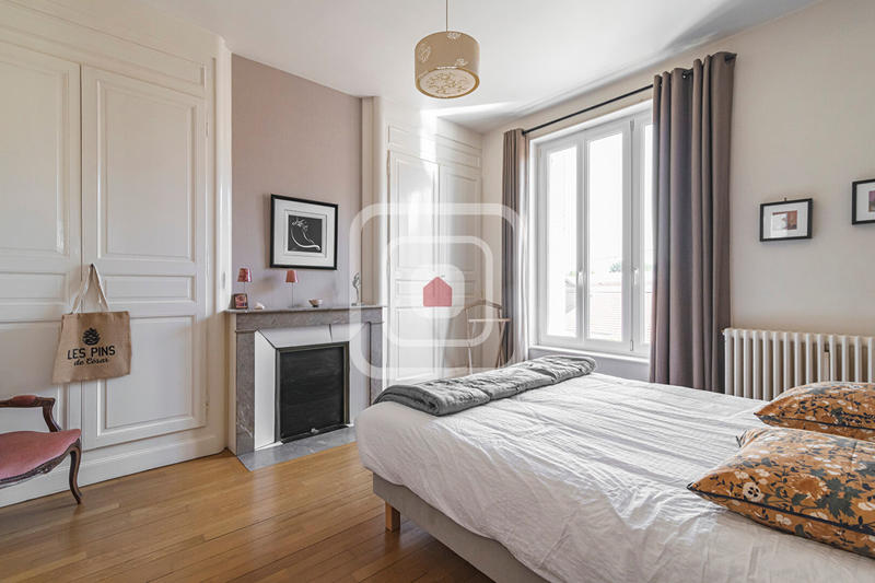 Maison - 217 m² - 8 pièces