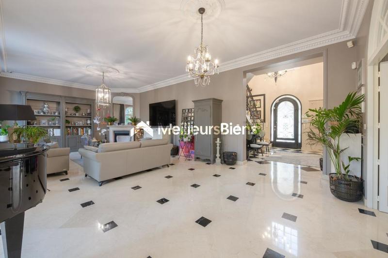 Propriété - 525 m² - 13 pièces