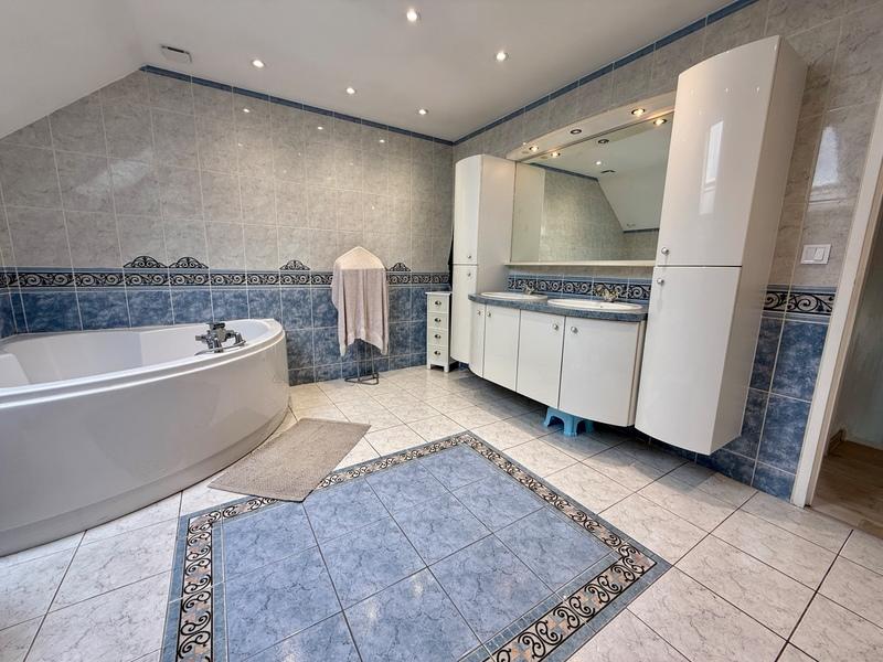 Maison - 180 m² - 9 pièces