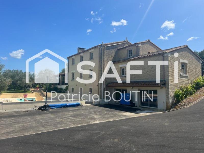 Maison - 470 m² - 12 pièces