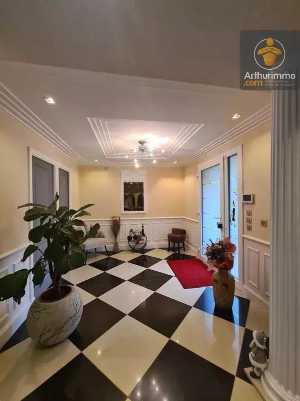 Maison - 230 m² - 7 pièces