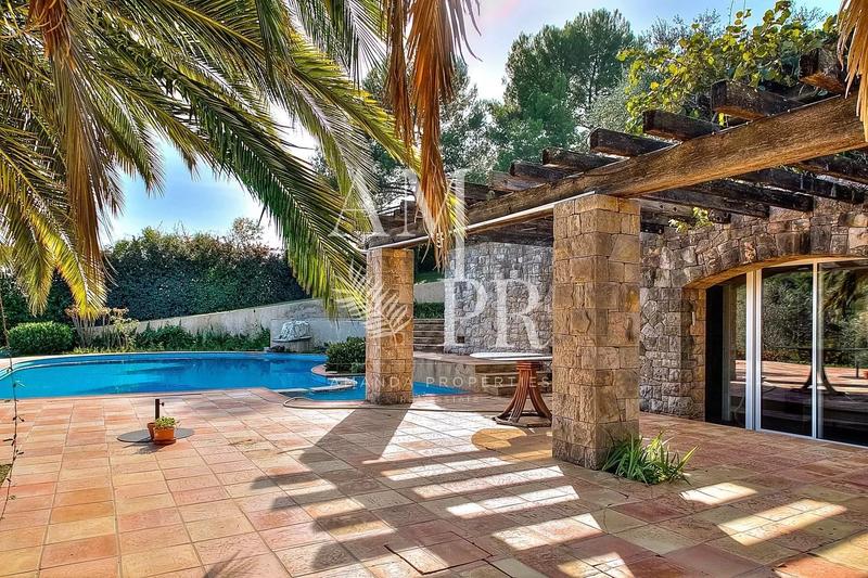 Maison - 385 m² - 9 pièces