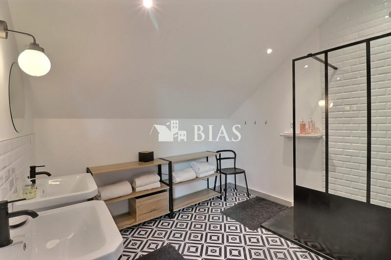 Maison - 212 m² - 5 pièces