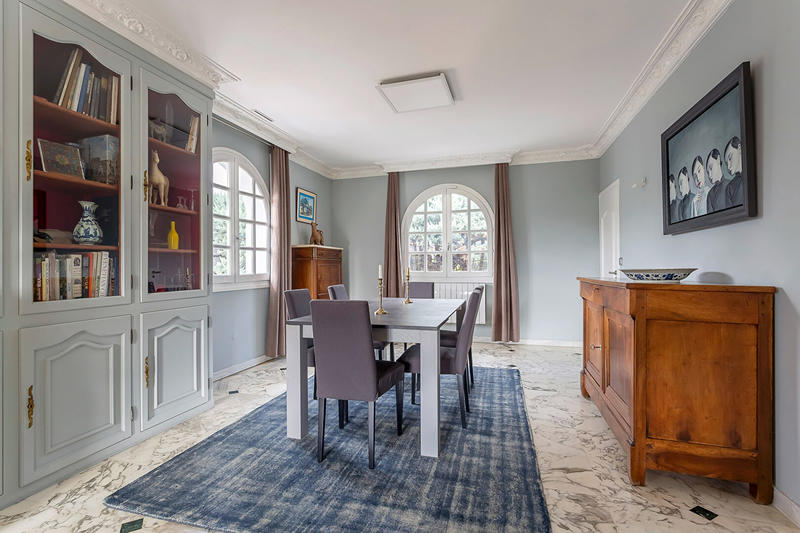 Villa - 263 m² - 9 pièces