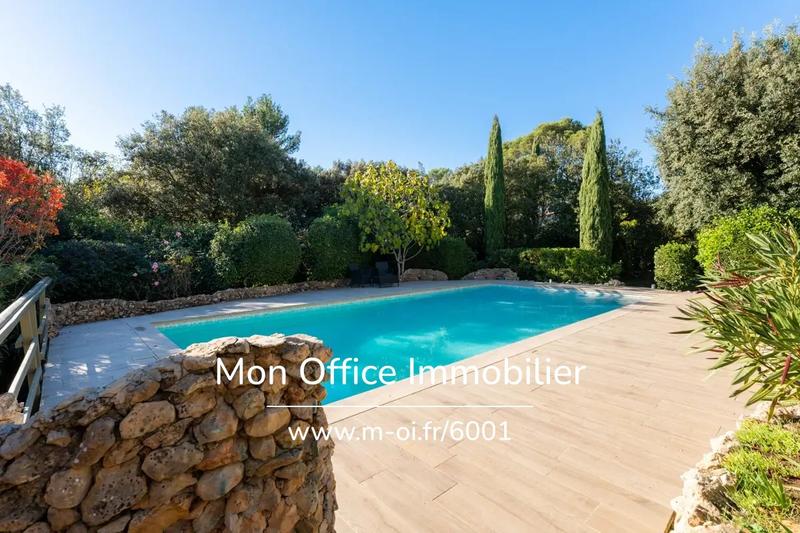 Maison - 225 m² - 9 pièces