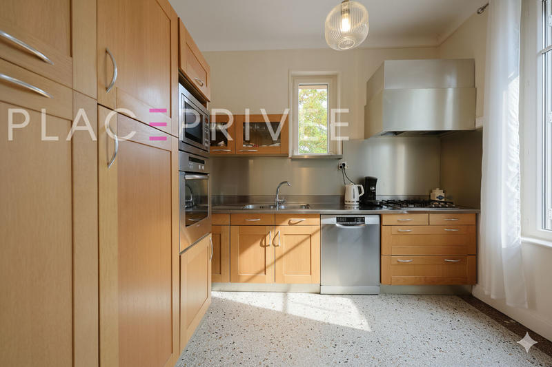 Maison - 218 m² - 8 pièces