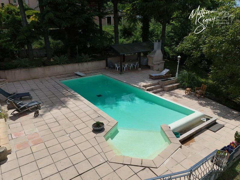 Maison - 195 m² - 6 pièces