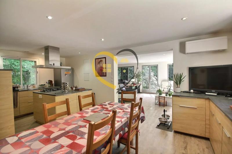 Maison - 246 m² - 9 pièces