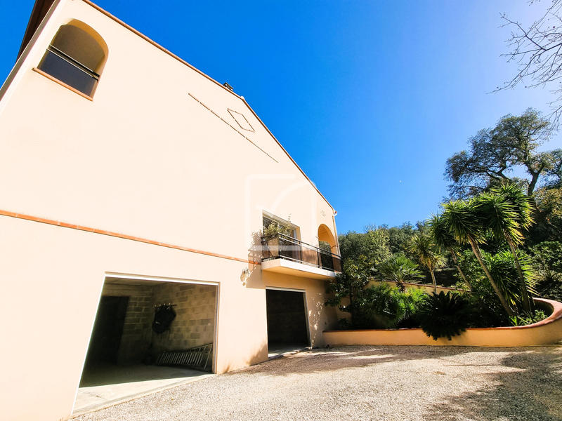 Propriété - 217 m² - 6 pièces