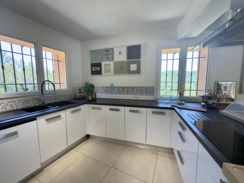 Villa - 242 m² - 6 pièces