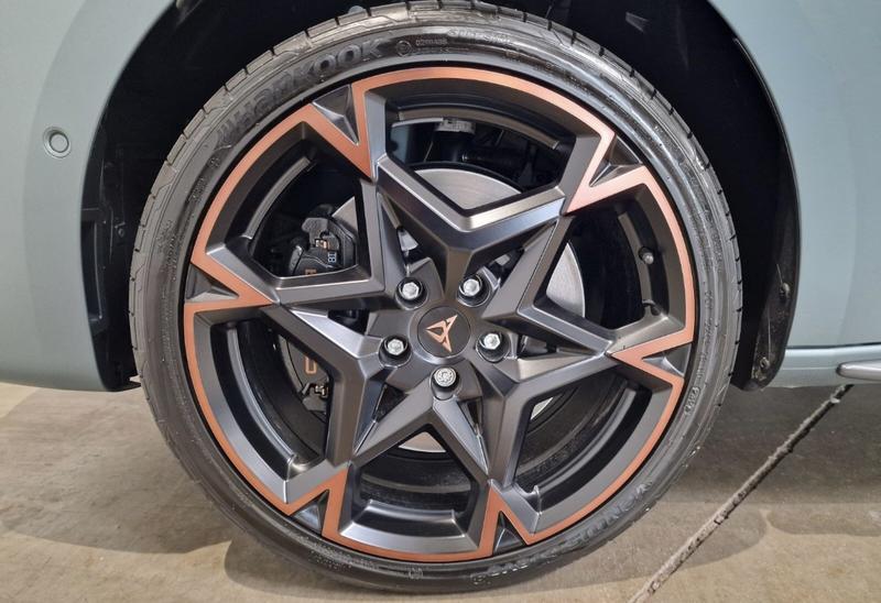 Cupra Leon Sport Tourer 272 Vz Hybrid Rechargeable / Toit Ouvrant Volant Super Caméra de Recul Coffre et Sieges Elec Sennheiser