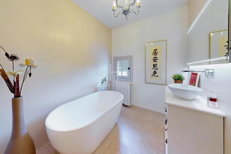 Propriété - 230 m² - 6 pièces