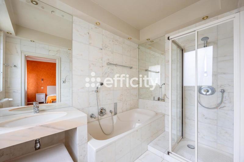 Maison - 288 m² - 9 pièces