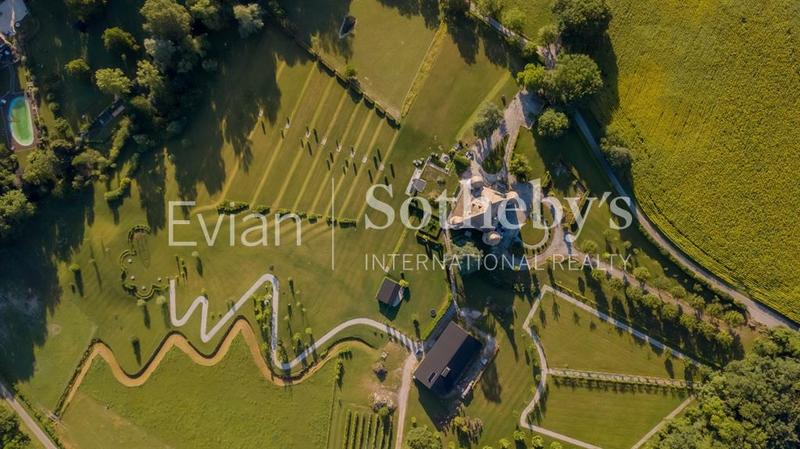 Château - 1 204 m² - 19 pièces