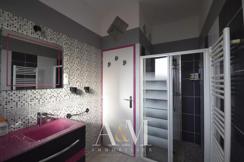 Maison - 220 m² - 7 pièces