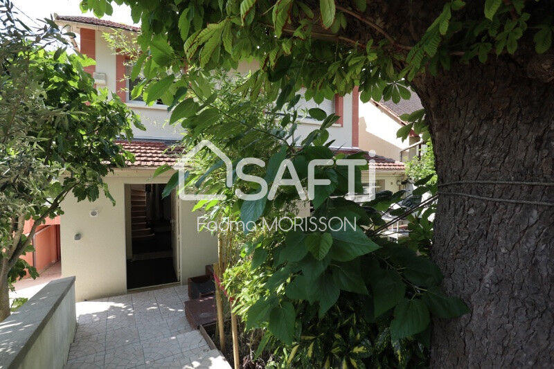 Maison - 230 m² - 8 pièces