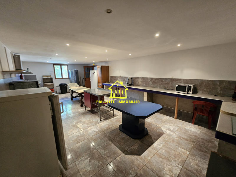 Maison - 1 000 m² - 30 pièces