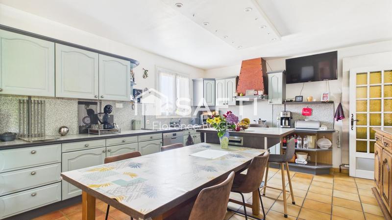 Maison - 234 m² - 8 pièces