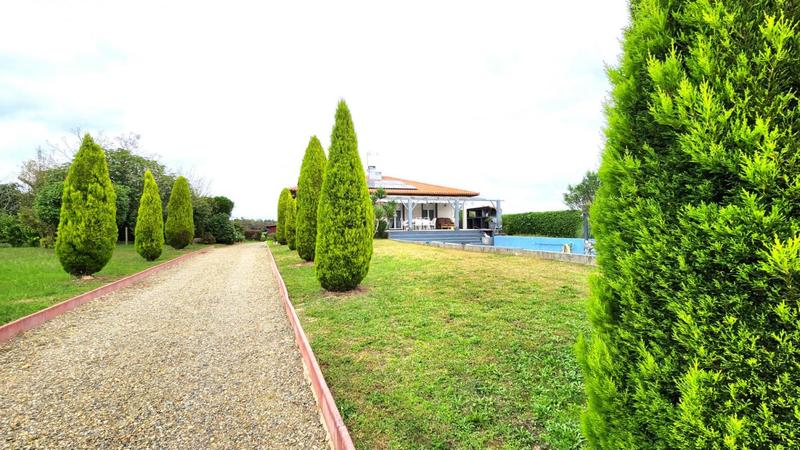 Maison - 230 m² - 6 pièces