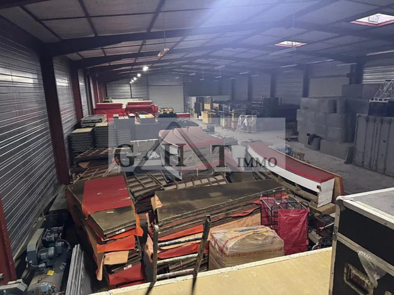 Entrepôt - 1 050 m²