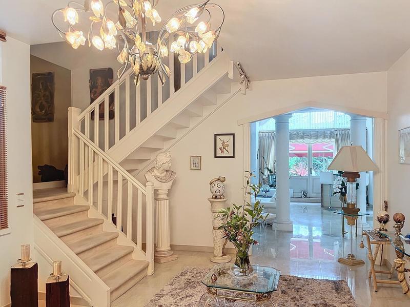 Maison - 242 m² - 7 pièces