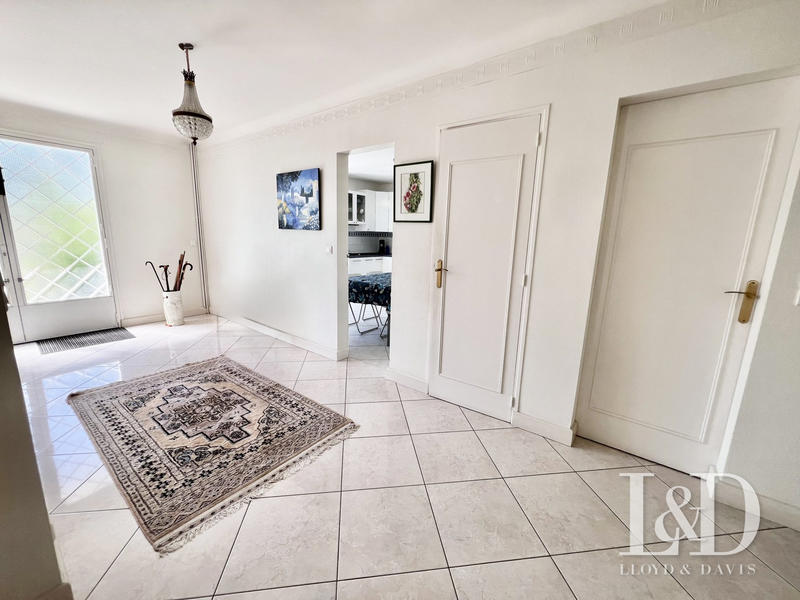 Maison - 240 m² - 10 pièces