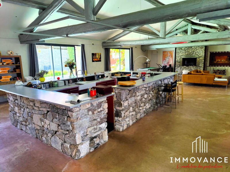 Maison - 340 m² - 8 pièces