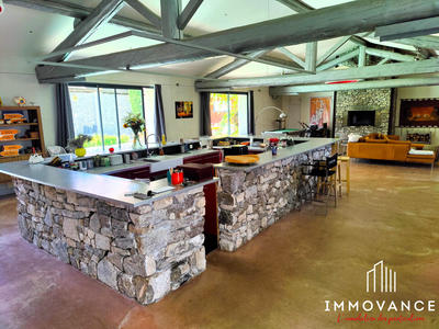 Maison - 340 m² - 8 pièces