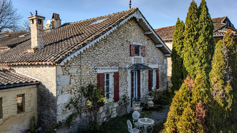 Maison - 220 m² - 9 pièces