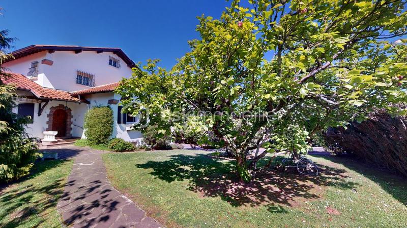 Propriété - 221 m² - 9 pièces