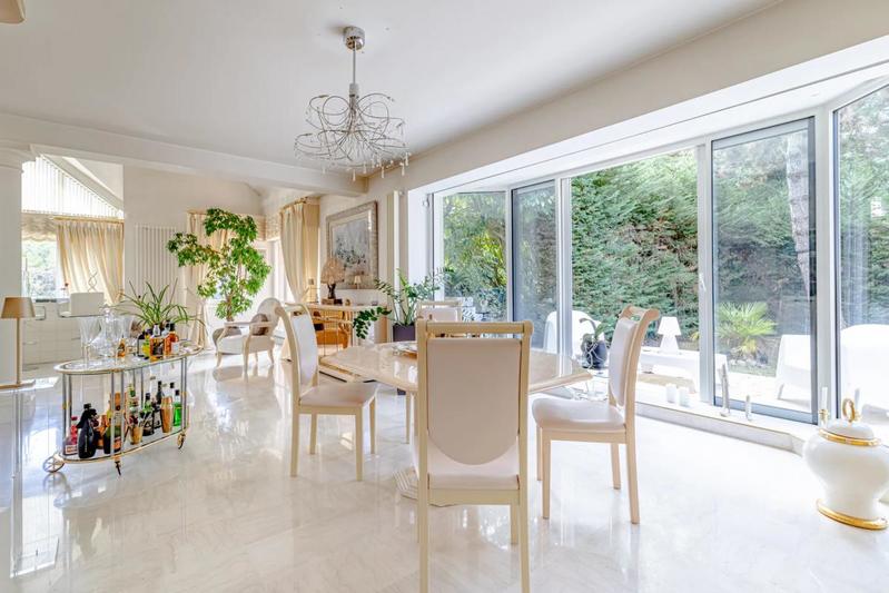 Propriété - 289 m² - 9 pièces