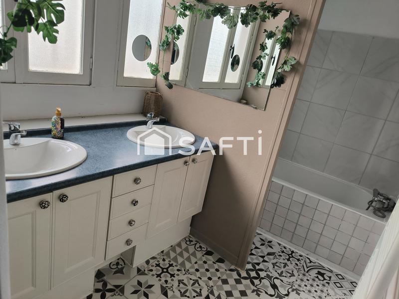 Maison - 230 m² - 10 pièces