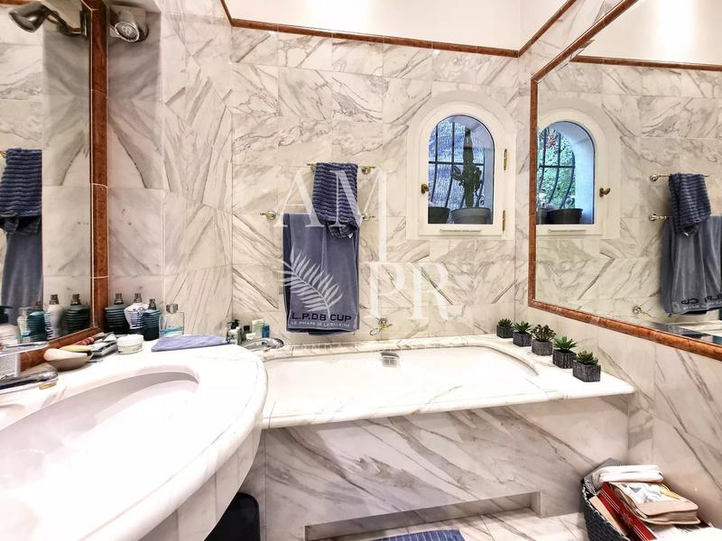 Maison - 370 m² - 8 pièces