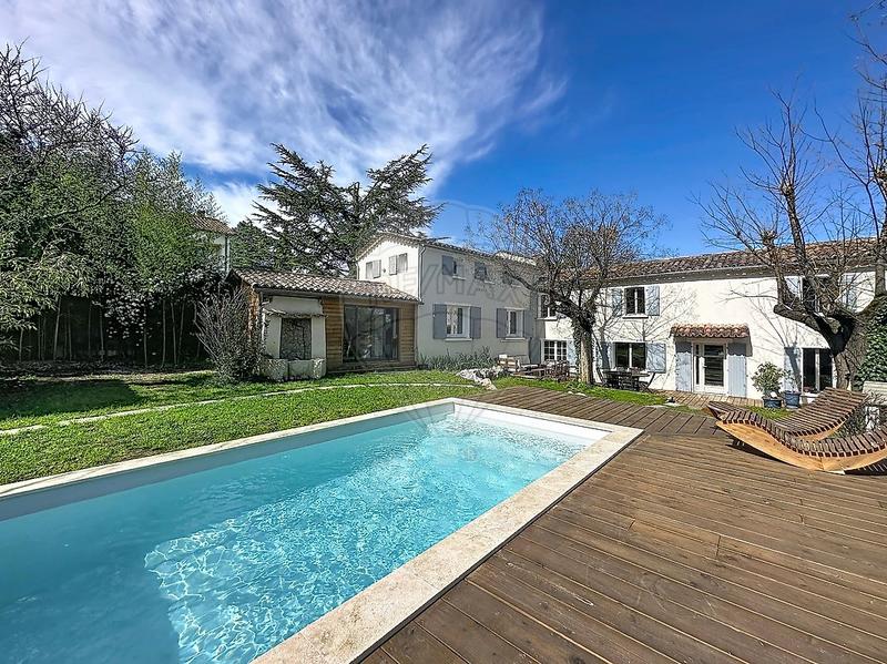 Maison - 217 m² - 9 pièces