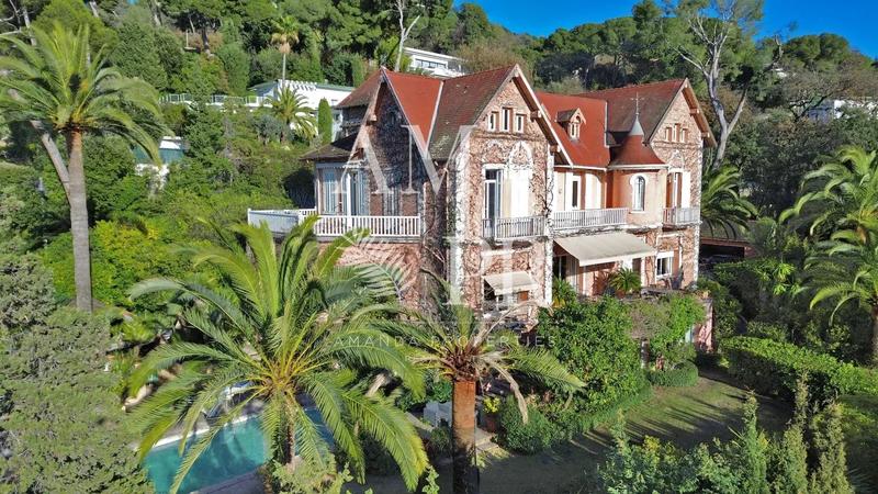 Maison - 682 m² - 11 pièces