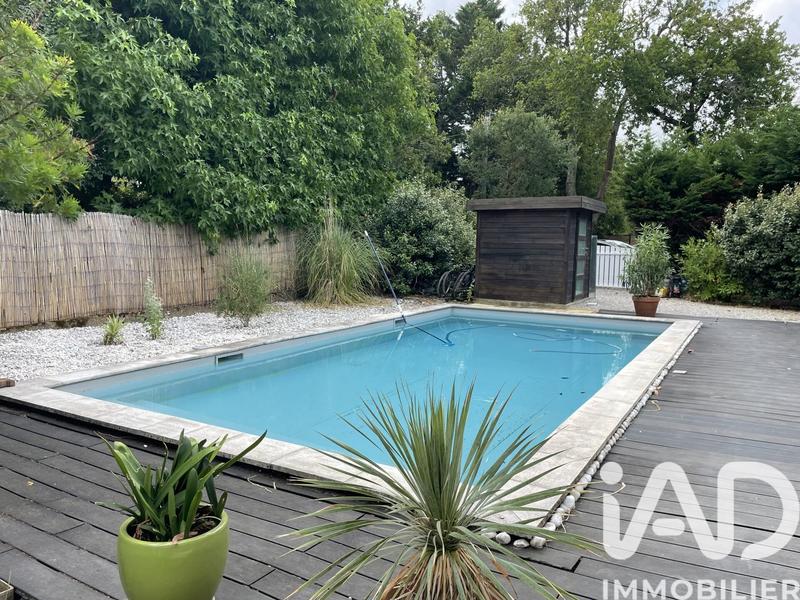 Maison - 216 m² - 8 pièces