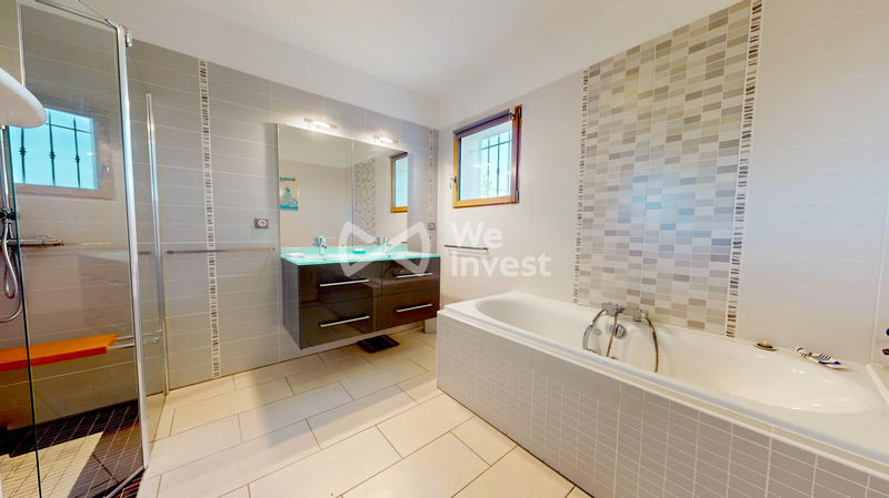 Maison - 234 m² - 7 pièces