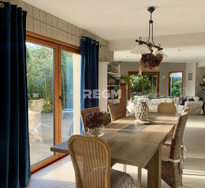 Propriété - 323 m² - 10 pièces