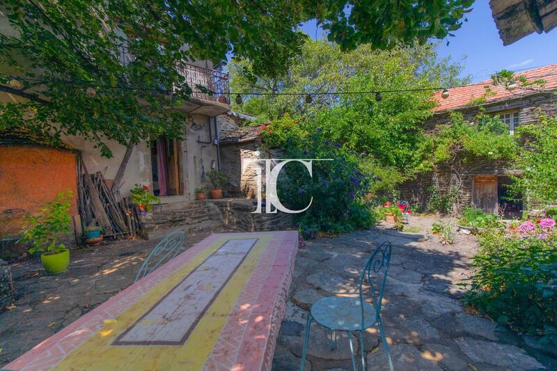 Propriété - 341 m² - 9 pièces