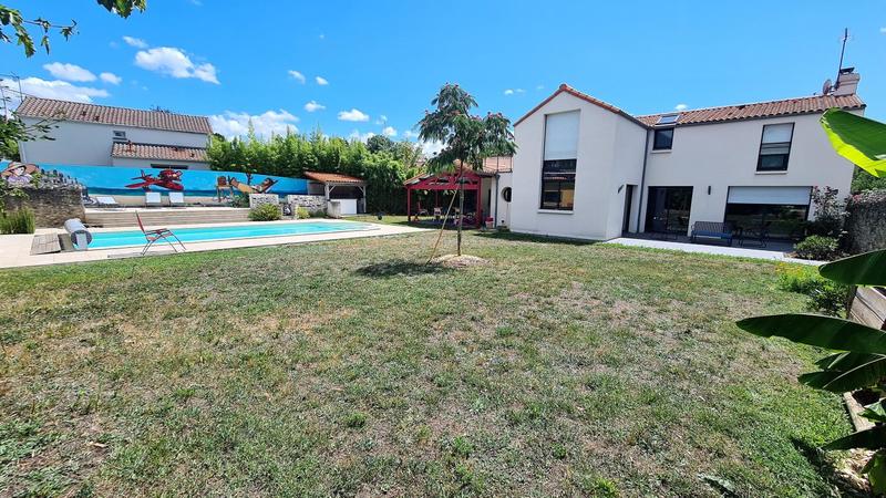 Maison - 252 m² - 9 pièces