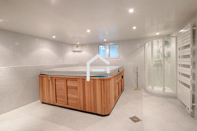 Maison - 450 m² - 10 pièces