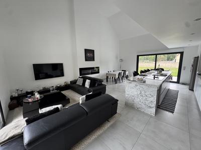 Maison - 230 m² - 8 pièces