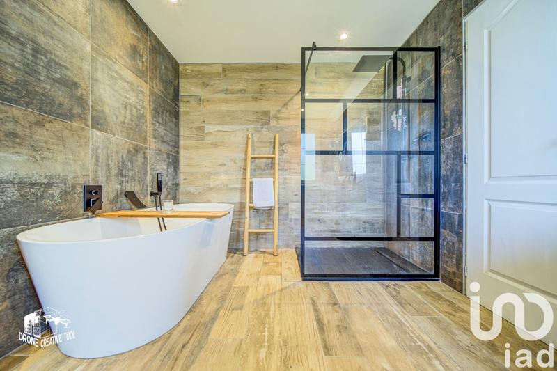 Maison - 219 m² - 9 pièces