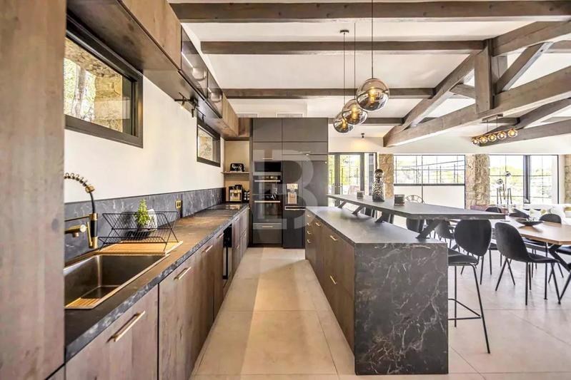 Mas - 300 m² - 7 pièces